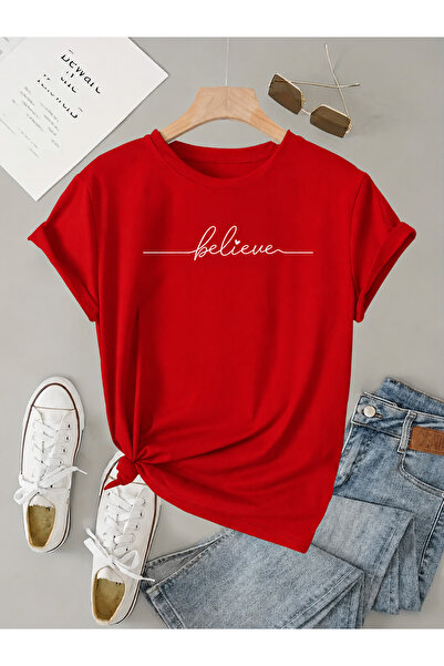 Trend Sizde Unisex crvena majica sa štampanim natpisom "Believe" i okruglim i...