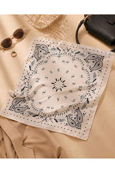 OUS Kadın Beyaz Siyah Bandana Desenli 70x70 cm Saten Fular, İpeksi Dokulu Kar...