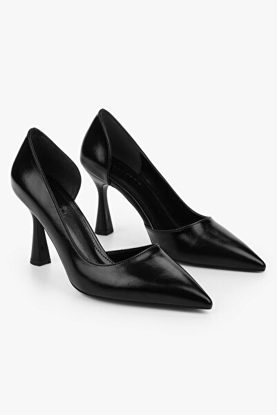 Shoeberry حذاء لوكاس نسائي بكعب عالٍ وقصة غير متماثلة من الجلد باللون الأسود