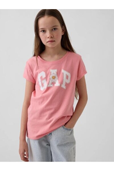 GAP Kids تي شيرت بشعار 886662 للفتيات باللون الوردي