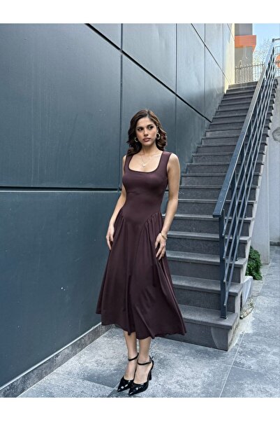 Butik Kadın Siyah midi elbise, kare yaka, kolsuz, bel oturtmalı, akışkan kuma...