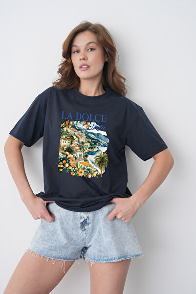 TREND EMMODA Ženska ležerna majica s okruglim izrezom i printom La Dolce Vita...