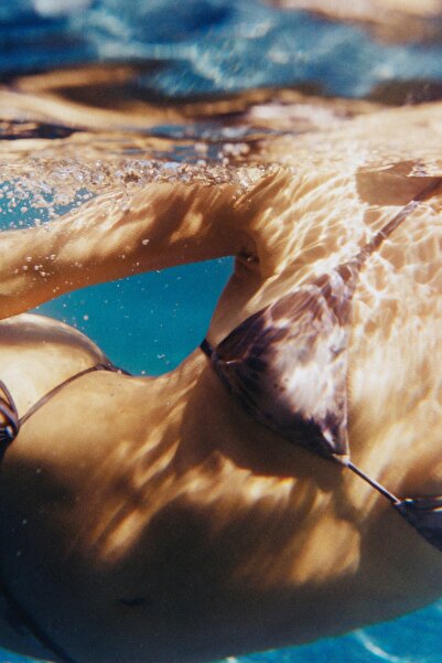 Pull & Bear Tie-dye üçgen bikini üstü