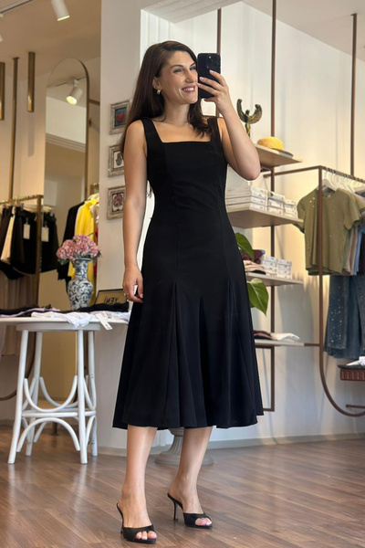 Unique Boutique فستان من قماش الكريب مع تنورة سوداء مزينة بالكشكشة