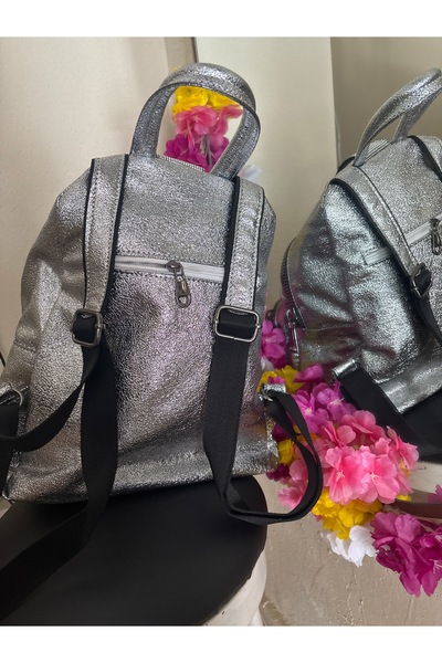 Butik Gümüş Parlak Kadın Sırt Çantası – Taş Detaylı Şık ve Modern Tasarım