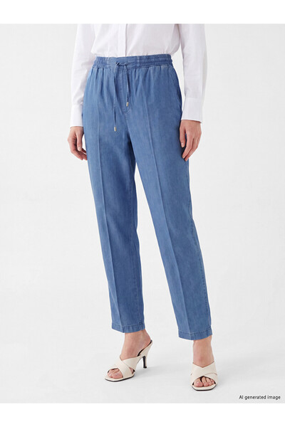 LC Waikiki بنطلون جينز نسائي من Mom Fit بخصر مطاطي