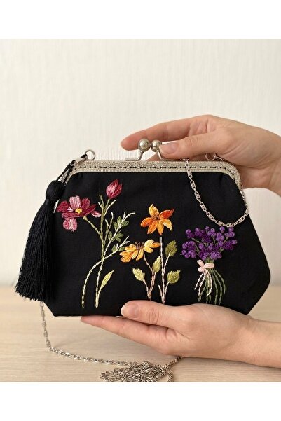 Arzu Demir 23x15 cm ölçülerinde Siyah Keten El Nakışlı Vintage Tarzı Çanta. A...