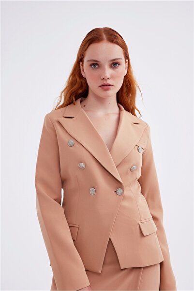 diğer1234 Camel Blazer: Η Διαχρονική Κομψότητα Συναντά τα Λαμπερά Ασημένια Κο...