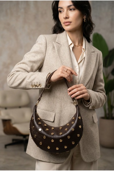 Baguar حقيبة يد وكتف نسائية متوسطة الحجم بلون بني مع تفاصيل مزينة بالمسامير، ...
