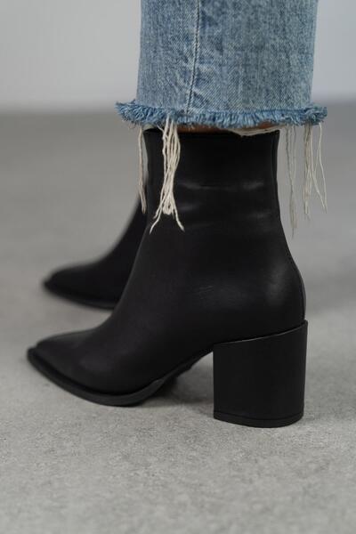 Morlex Women's Black Pointed Toe Heeled Boots