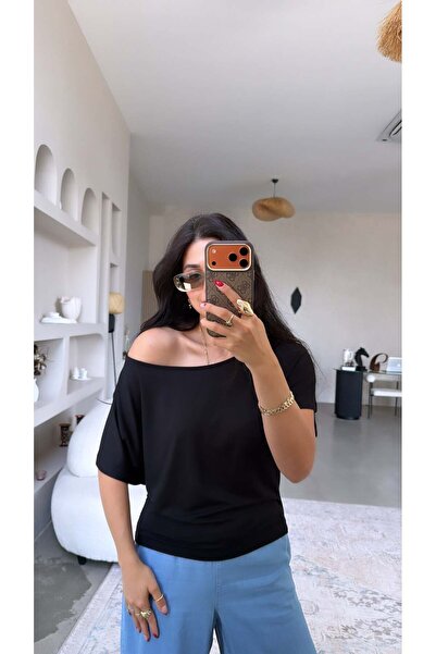 Buket Teke تيشيرت أسود رفيع مكشوف الأكتاف