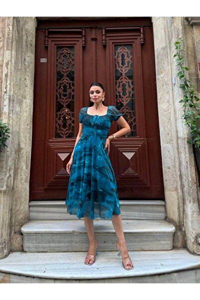 Bellucia Batik Desenli Kare Yaka Büzgü Detaylı Tül Midi Elbise