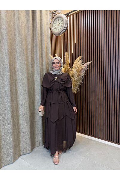 Fashionbox طقم تنورة مطوية بتفاصيل بروش من ليانا |   بني