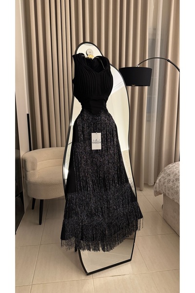 Nareen Fashion A Black Evening Gown with a Luxurious Design That Combines Ele...