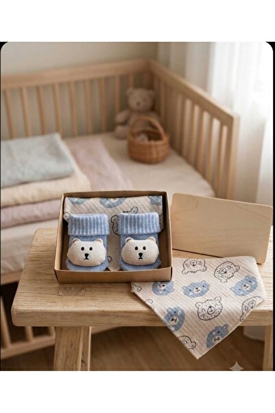 Baby by Bumbo طقم هدايا مكون من قطعتين من جوارب الأطفال ووشاح الأطفال على شكل...