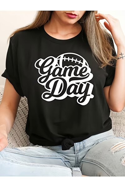 135 تي شيرت نسائي بتصميم "Game Day" - قميص علوي بياقة دائرية وأكمام قصيرة شبه...