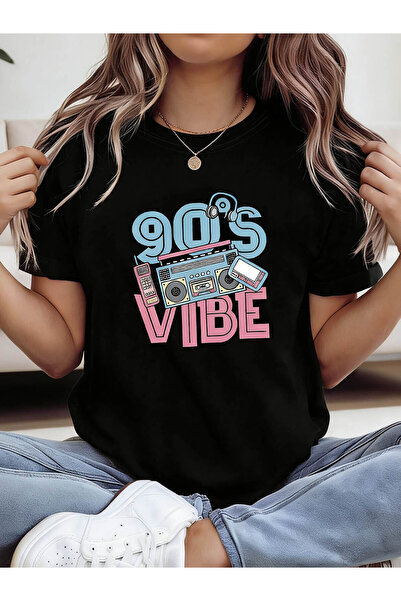 En22 تي شيرت نسائي برقبة دائرية مطبوع عليه حروف 90'S VIBE |   قميص كاجوال بأك...