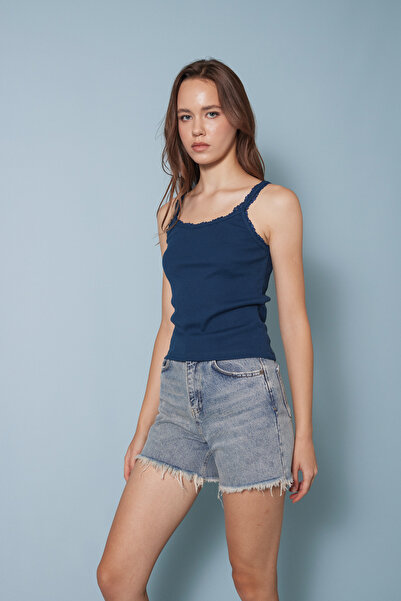 Nisan Lace Detail Athlete