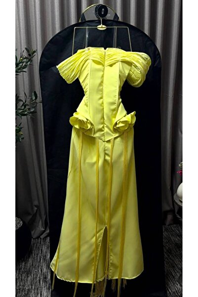FASHION فستان أصفر بتصميم عصري وأكتاف مكشوفة، يزينه حزام وردي على الخصر مع شر...