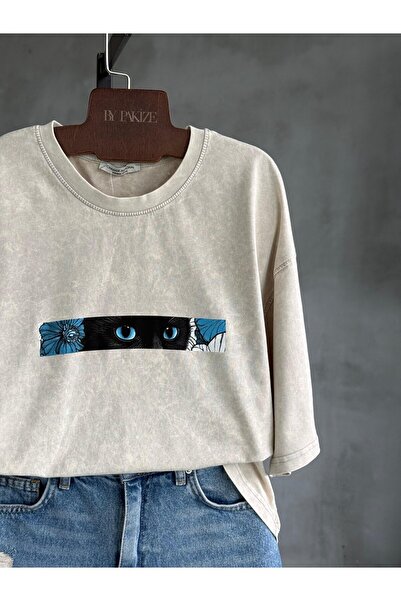 By Pakize Sırt Kedi Baskılı Taş Yıkamalı Oversize Tişört