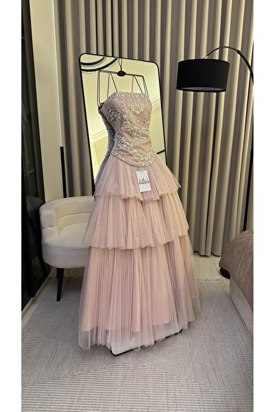 Nareen Fashion فستان سهرة فاخر باللون الوردي البودري، يجمع بين الرقي والنعومة...