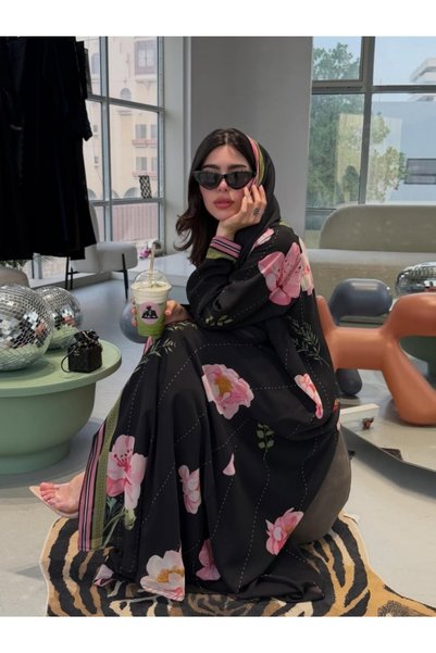 Classy She طقم عباءة طويلة من الشيفون بطبعة زهور (يشمل غطاء الرأس)