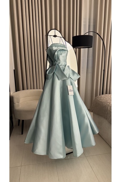 Nareen Fashion فستان سهرة سماوي فاخر بتصميم ملكي يجمع بين الأناقة والرقي.