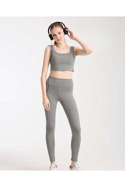Kadın spor tayt crop takım toparlayıcı esnek bir kumaşa sahiptir
