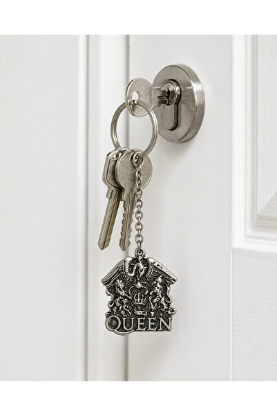 HER ŞEY NOTA www.herseynota.com Breloc metalic cu logo Queen – Accesoriu pent...