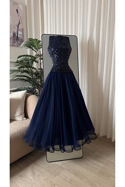 Dubai An elegant evening dress with a sophisticated design that combines luxu...