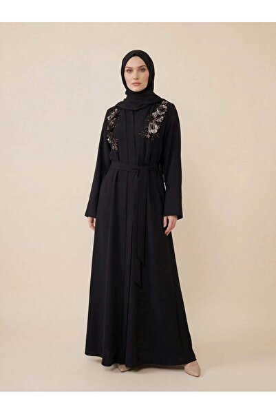 Beyza عباءة سوداء مع تفاصيل تطريز على الحزام 9679