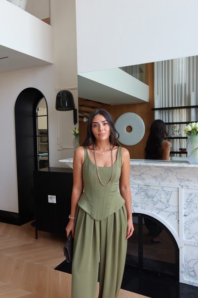 Özge Özgenç Sırtı Fermuarlı Balenli Bluz