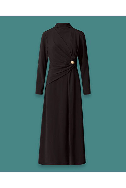 SCL Drape ve Aksesuar Detaylı Dik Yaka Uzun Elbise