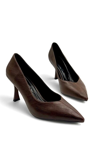 besoin shoes store حذاء بكعب رفيع مخيط من المنتصف، لون بني فاتح