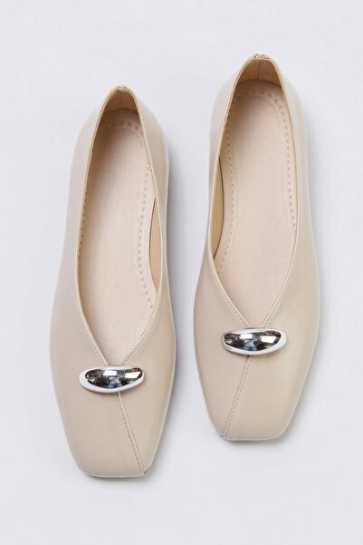TRENDYOL SHOES بيج بتفاصيل أكسسوارات مقدمة مربعة نسائي حذاء مسطح