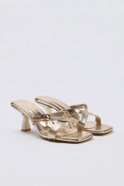 TRENDYOL SHOES Χρυσή χρυσή αγκράφα τετράγωνη μύτη Γυναικείες παντόφλες με τακ...