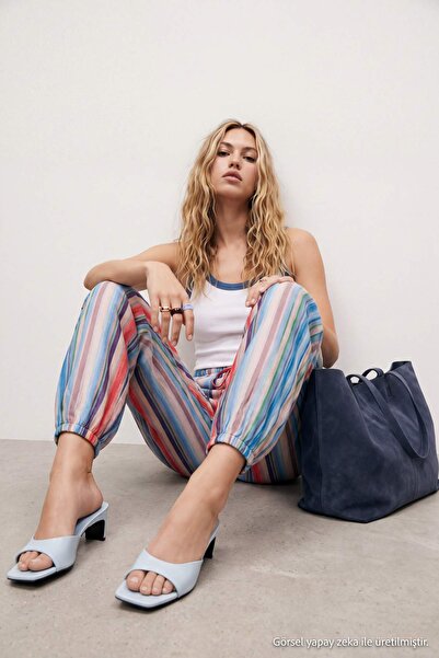 Drop by TrendyolMilla بنطلون شالوار نحيف مخطط باللون الأزرق مع خصر مطاطي وأرب...