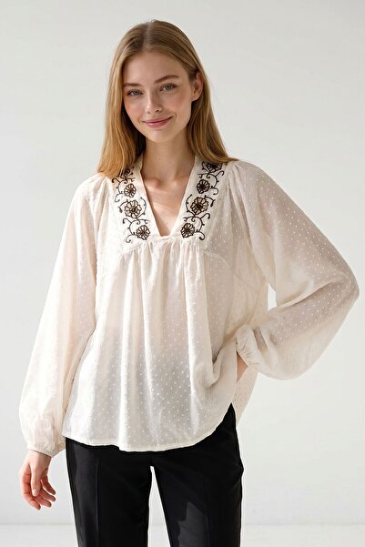 bacc Дамска бяла блуза с V-образно деколте, бродирана и текстурирана