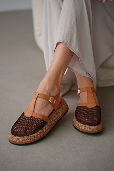 selin shoes صندل نسائي من الجلد الطبيعي من إيليرا بنعل سميك وحزام قابل للتعدي...