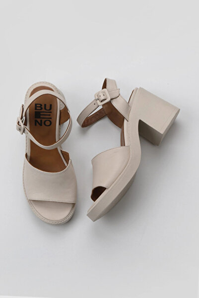 Bueno Shoes Кремави кожени дамски сандали на ток 01wy12502