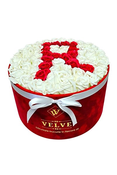 velve Aranjament floral litera cu 55 trandafiri de sapun in cutie rotunda cat...