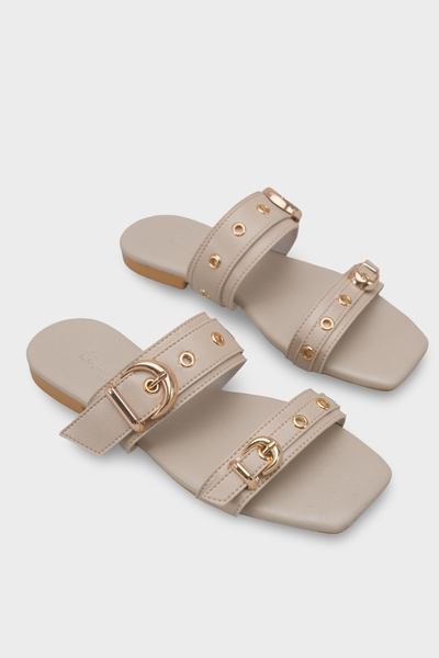 Capone Outfitters Γυναικείες παντόφλες Niki με μεταλλικές δύο αγκράφες και ίσ...