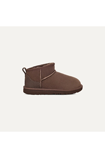 UGG حذاء كلاسيكي فائق الصغر للأطفال باللون البني