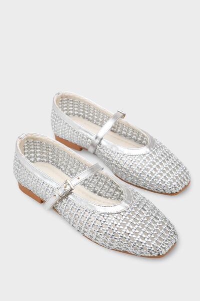 Capone Outfitters Marnia Buckle-Strapped, Blunt-Toe, Straw-Look Women's Balle...