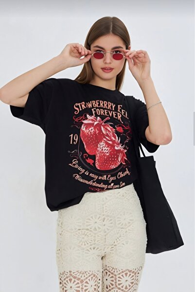 OWNME Strawberry Fields Forever štampana 100% pamučna ženska oversize crna ma...