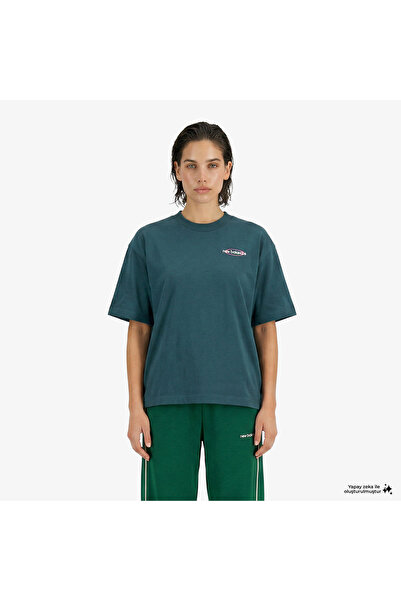 New Balance تي شيرت نسائي أخضر كبير الحجم بتصميم رياضي