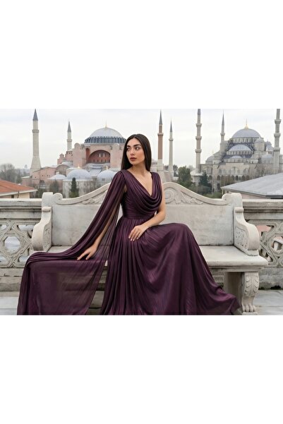 ESİN GİYİM İthal kumaştan oluşan, drape detaylı zamansız tasarımıyla büyük be...