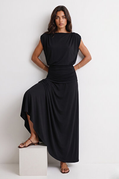 By Yaren Yazıcı Γυναικείο μαύρο μάξι φόρεμα με λαιμόκοψη σκάφος και ασύμμετρη...