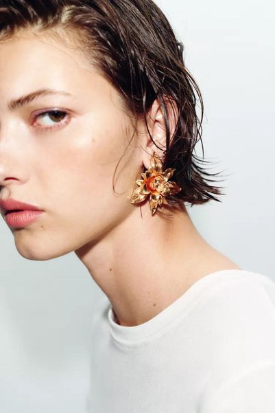 Unzilee Brand Model Gold Embossed Flower Earrings