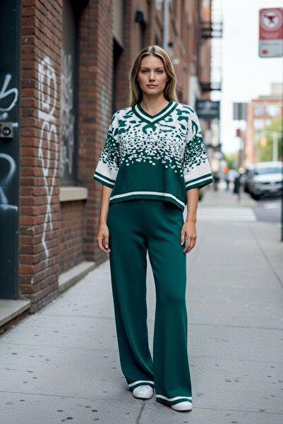Intisimo Women's Knitted Two-Piece Set, Model, Green
